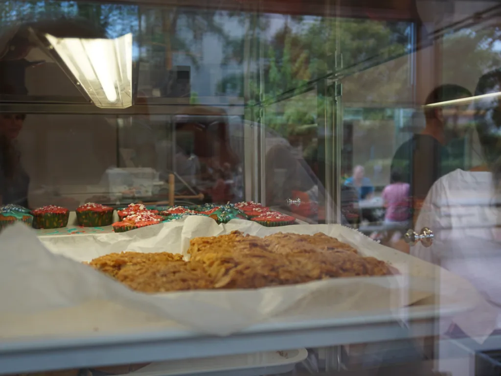Blick in die Vitrine mit Kuchen und Gebäck.